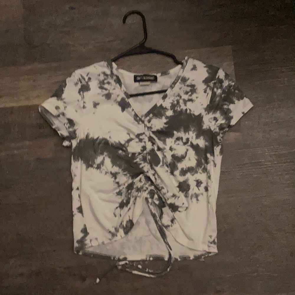 A tie dye top with a adjustable seam